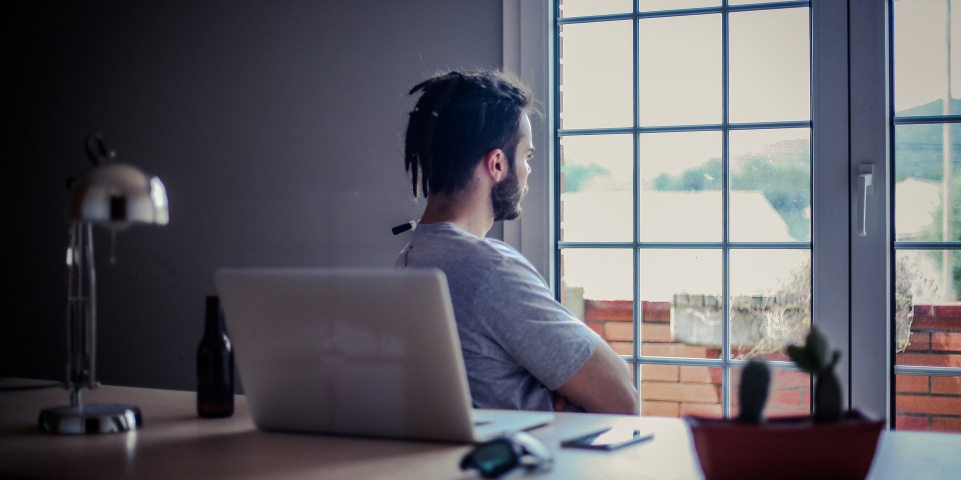 Personne non productive et réveuse