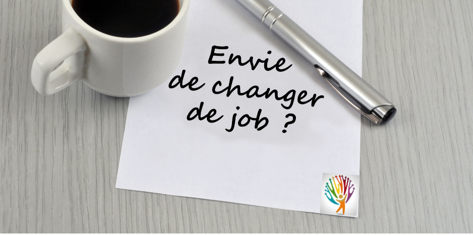 envie de changer de job ? envie de changer de job - café et stylo